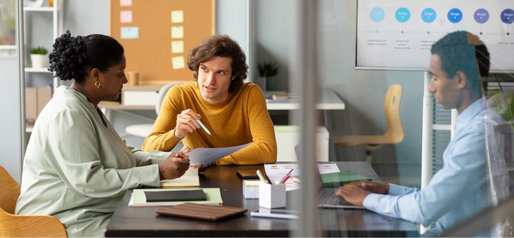 Équipe Flow Factory incarnant ses valeurs dans les projets d'automatisation intelligente